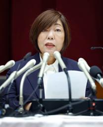 　日本大アメリカンフットボール部員が逮捕され、記者会見する林真理子理事長＝８日午後、東京都千代田区