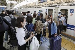 　４月、ゴールデンウイークが始まり混雑する東海道新幹線のホーム＝ＪＲ東京駅