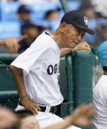 　ベンチから近江戦を見守る大垣日大・阪口監督＝甲子園