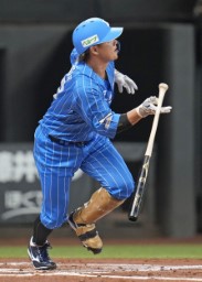 　１回西武２死一、二塁、佐藤龍が左越えに適時二塁打を放つ＝エスコンフィールド