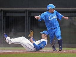 　４回西武２死三塁、打者長谷川のとき、加藤貴（左）の暴投で三走中村が生還。リプレー検証で判定通りセーフとなる＝エスコンフィールド