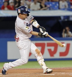 　７回ヤクルト１死二塁、山田が左翼線に勝ち越しの二塁打を放つ＝神宮