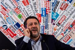 　記者会見するイタリアのサルビーニ副首相＝４月、ローマ（ＡＰ＝共同）