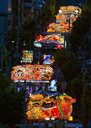　「青森ねぶた祭」で、ずらりと並んだ色鮮やかな武者灯籠＝２日、青森市