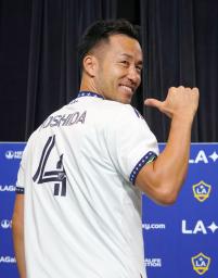 　米プロリーグＭＬＳのギャラクシーに加入し、入団記者会見でユニホームを着用した吉田麻也＝８日、ロサンゼルス近郊カーソン（共同）