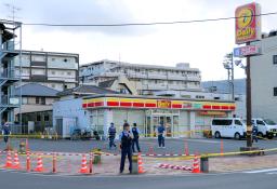 　店員２人が刃物で切り付けられるなどしたコンビニ「デイリーヤマザキ足立谷在家月の友店」＝９日午前８時２３分、東京都足立区