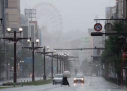 　台風６号の暴風雨に見舞われた鹿児島市内＝９日午前