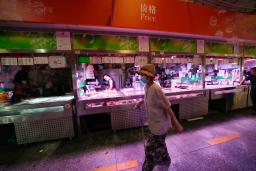 　閑散とする北京市内の精肉市場＝９日（共同）