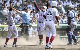 　鳥栖工―富山商　タイブレークの１２回裏鳥栖工無死一、二塁、林の犠打に送球ミスが絡み、二走松延晶（中央）がサヨナラの生還を果たす＝甲子園