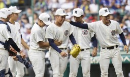 　社を２安打完封し、チームメートに祝福される日大三・安田（中央）＝甲子園