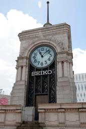 　「セイコーハウス銀座」の時計塔＝９日午前、東京都中央区