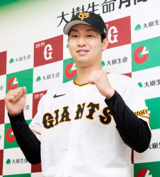 　７月の月間ＭＶＰを受賞した巨人・山崎伊＝東京ドーム