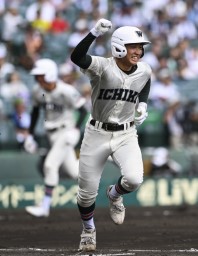 　市和歌山―東京学館新潟　３回表、２点打を放ちガッツポーズする市和歌山・大路＝甲子園
