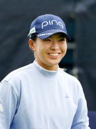 　８日、練習ラウンドで笑顔を見せる渋野日向子＝ウォルトンヒースＧＣ（共同）