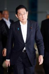 　記者団の取材に応じる岸田首相＝９日夕、首相官邸