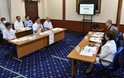 　大阪府が進める高校授業料の完全無償化を巡り、大阪私立中学校高等学校連合会の関係者（右側）と面会する吉村洋文知事（左側の前列中央）＝９日午後、大阪市