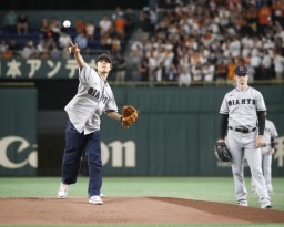 　始球式を務める、スケートボード男子ストリートの東京五輪金メダリスト、堀米＝東京ドーム