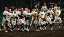 　立命館宇治に勝利し、駆け出す神村学園ナイン＝甲子園