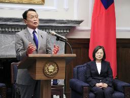 　台湾の蔡英文総統との会談冒頭であいさつする自民党の麻生副総裁（左）＝８日、台北の台湾総統府（共同）