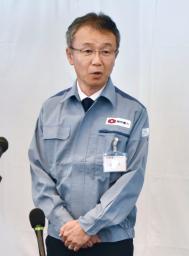 　報道陣の取材に答える関西電力の森望社長＝９日午後、福井県美浜町