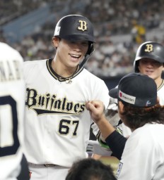 　７回、２ランを放ち、ナインに迎えられるオリックス・中川圭＝ＺＯＺＯマリン