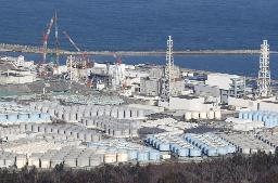 　東京電力福島第１原発の敷地内に並ぶ処理水のタンク＝１月