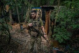 　８日、ウクライナ東部ドネツク州の前線近くで配置に就くウクライナ軍兵士（ゲッティ＝共同）