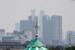 　ジャカルタの風景＝９日（ロイター＝共同）