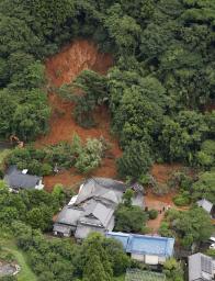 　熊本県益城町の「浄恩寺」（下）周辺で起きた大雨による土砂崩れ＝７月