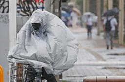 　台風６号の影響で強い風雨が続いた福岡市内＝１０日午前