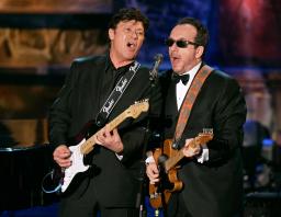 　演奏するロビー・ロバートソン氏（左）ら＝２００６年３月、米ニューヨーク（ＡＰ＝共同）