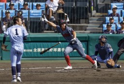 　東海大熊本星翔―浜松開誠館　５回裏浜松開誠館２死一塁、新妻が左越えに逆転２ランを放つ。投手玉木、捕手藤井＝甲子園