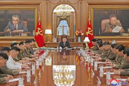 　北朝鮮の朝鮮労働党中央軍事委員会拡大会議で指示を出す金正恩党総書記（中央）＝９日、平壌の党中央委員会本部庁舎（朝鮮中央通信＝共同）