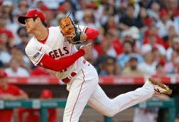 　ジャイアンツ戦に２番・投手兼指名打者で先発し、投球するエンゼルス・大谷＝アナハイム（共同）