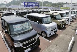 　ビッグモーターの店舗に並ぶ中古車＝７月