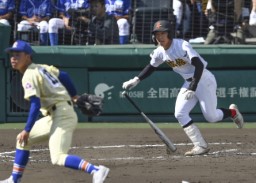 　創成館―星稜　２回裏創成館１死満塁、永本が右前に適時打を放つ。投手佐宗＝甲子園