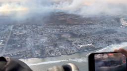 　米ハワイ・マウイ島で火災の被害があったラハイナの沿岸部＝９日（Ｒｉｃｈａｒｄ　Ｏｌｓｔｅｎ／Ａｉｒ　Ｍａｕｉ　Ｈｅｌｉｃｏｐｔｅｒｓ提供、ロイター＝共同）
