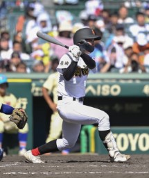 　創成館―星稜　２回裏創成館１死満塁、永本が右前に適時打を放つ＝甲子園