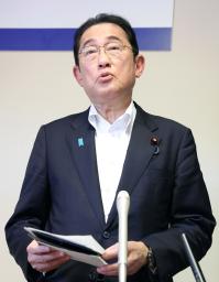 　訪問先の富山県射水市で記者団の質問に答える岸田首相＝１０日午後（代表撮影）