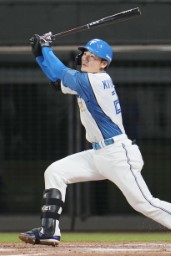 　５回日本ハム１死満塁、清宮が勝ち越しの左犠飛を放つ＝エスコンフィールド