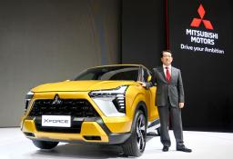 　１０日、インドネシア・ジャカルタ近郊で開かれた国際オートショーで、初披露された三菱自動車の新型ＳＵＶ「エクスフォース」。右は加藤隆雄社長兼ＣＥＯ（共同）