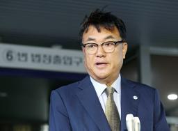 　ソウル中央地裁の判決後、記者団の取材に答える韓日議員連盟会長の鄭鎮碩被告＝１０日、ソウル（聯合＝共同）