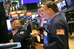 　ニューヨーク証券取引所のトレーダーたち＝１０日（ゲッティ＝共同）