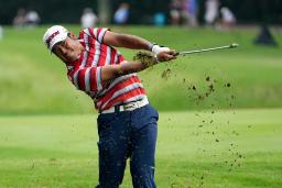 　第１ラウンド、２番でショットを放つ松山英樹＝ＴＰＣサウスウインド（ＡＰ＝共同）