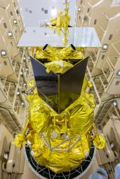 　ロシア極東アムール州のボストーチヌイ宇宙基地の施設内に置かれた月探査機ルナ２５号＝２日（ロスコスモス提供、タス＝共同）