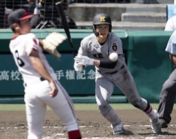 　慶応―北陸　３回裏慶応２死一、三塁、丸田が中前に適時打を放つ。投手竹田＝甲子園