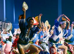 　前夜祭で披露された「阿波おどり」の演舞＝１１日午後、徳島市