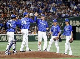 　巨人に逆転勝ちし、タッチを交わす牧（中央）らＤｅＮＡナイン＝東京ドーム