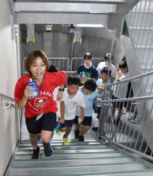 　東京スカイツリーの階段を上る高橋成美さん（手前）と子どもたち＝１１日午前、東京都墨田区