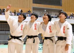 　女子団体を制し、観客席に笑顔であいさつする佐賀商の選手たち＝北海きたえーる